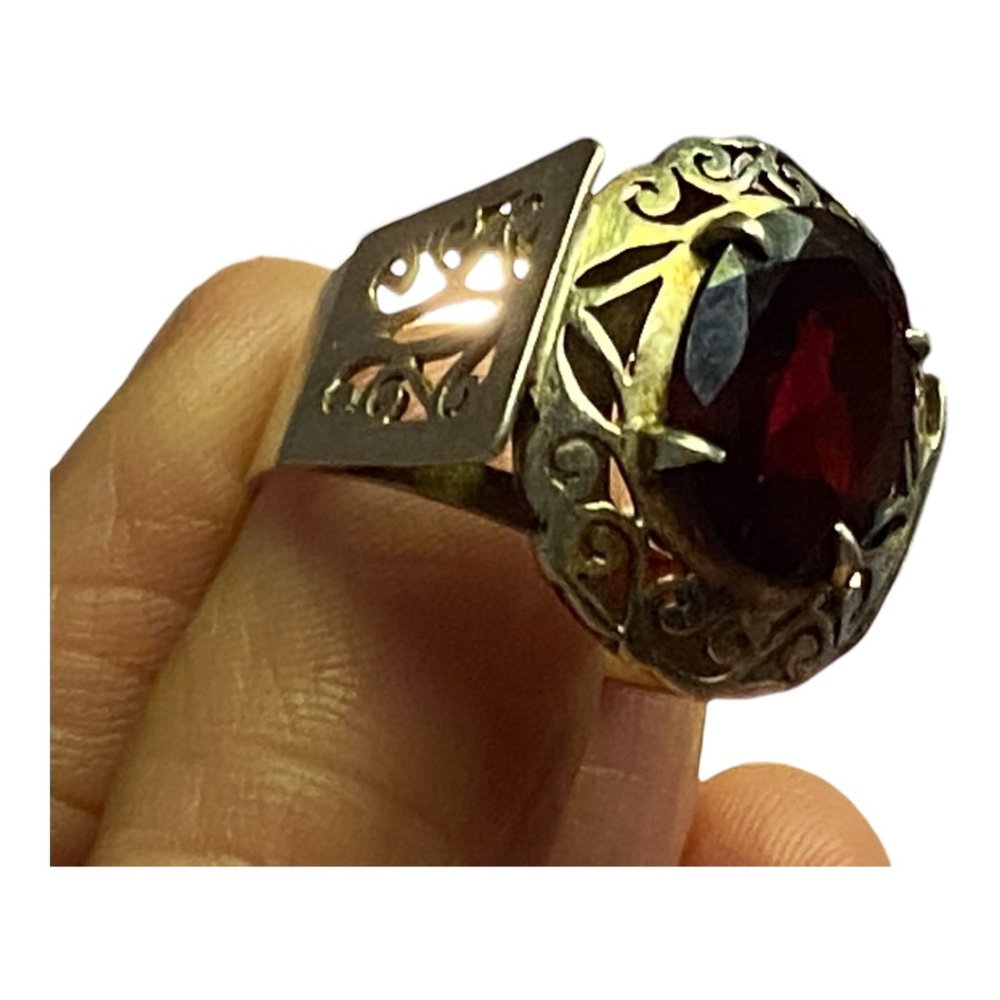 Sterling Silver filigree faceted Garnet vintage ring